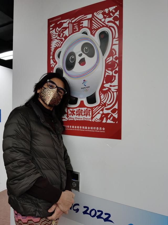 这里毕竟地处国道旁边，来回的车辆呼啸而过，动静极大，时不时过去一辆超载的货车，甚至整个地面都会跟着震动。